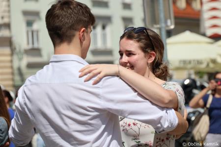 Kamnik danes v znamenju maturantske četvorke, v kateri je zaplesalo preko 200 maturantk in maturantov (84)